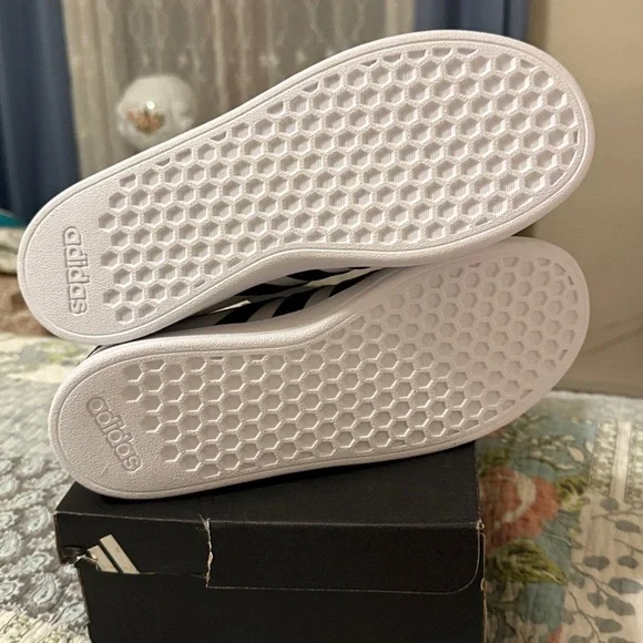 Adidas Grand Court 2.0 K , NWT, Sz 5 youth, women 6.5. - Picture 4 of 7